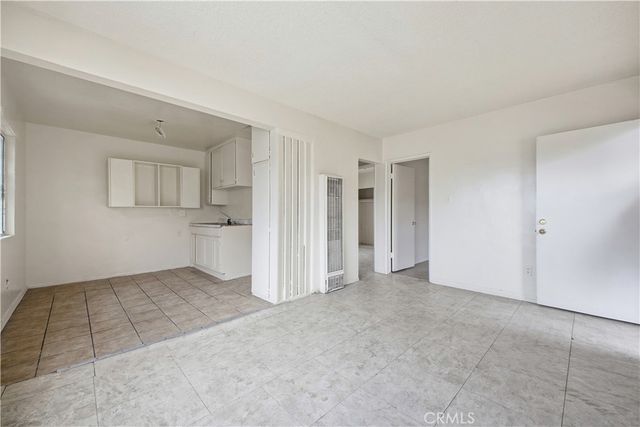5914 S Hoover, Los Angeles, CA 90044