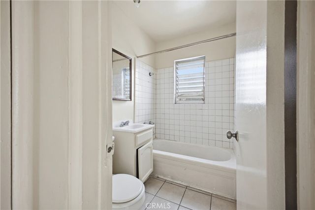 5914 S Hoover, Los Angeles, CA 90044