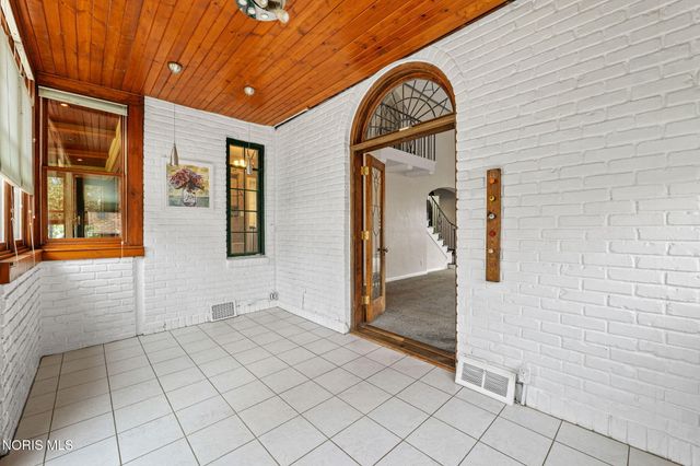 2235 Meadowwood Drive, Toledo, OH 43606