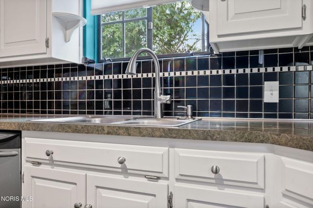 2235 Meadowwood Drive, Toledo, OH 43606