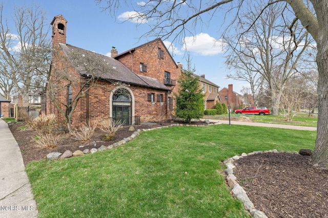 2235 Meadowwood Drive, Toledo, OH 43606