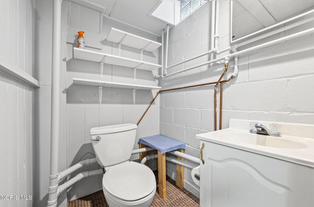 2235 Meadowwood Drive, Toledo, OH 43606