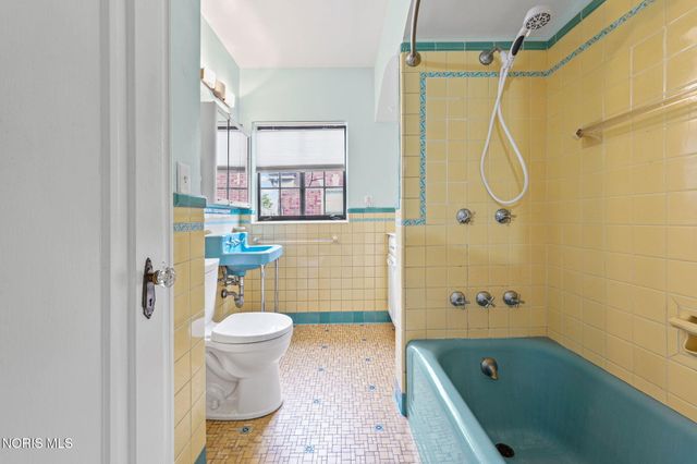 2235 Meadowwood Drive, Toledo, OH 43606