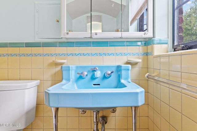 2235 Meadowwood Drive, Toledo, OH 43606