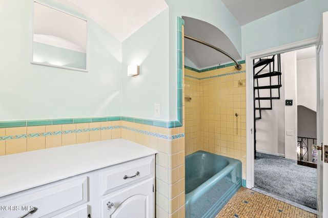 2235 Meadowwood Drive, Toledo, OH 43606