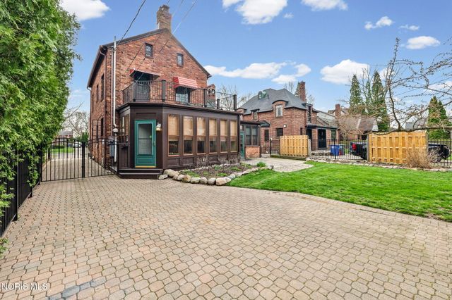 2235 Meadowwood Drive, Toledo, OH 43606