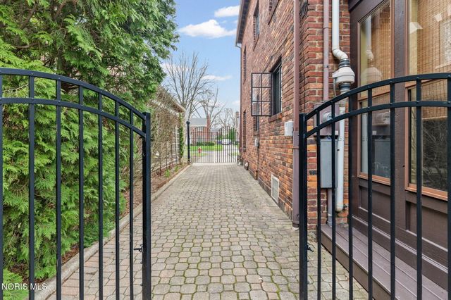 2235 Meadowwood Drive, Toledo, OH 43606