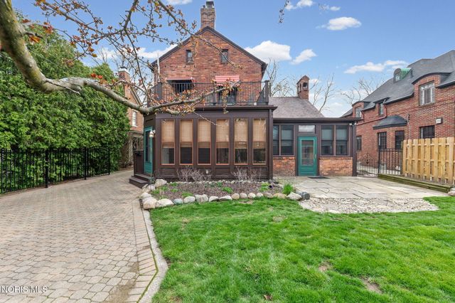 2235 Meadowwood Drive, Toledo, OH 43606