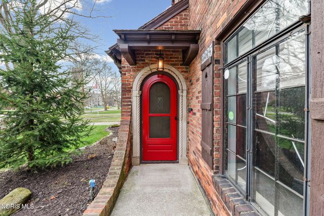 2235 Meadowwood Drive, Toledo, OH 43606