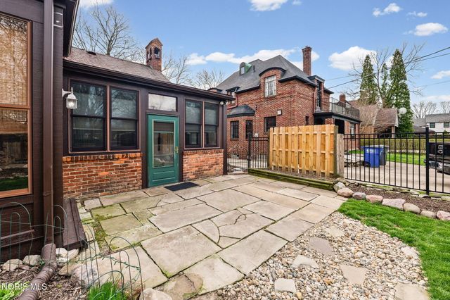 2235 Meadowwood Drive, Toledo, OH 43606