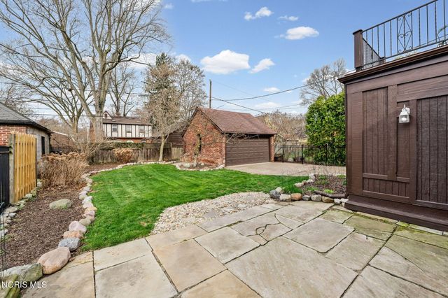 2235 Meadowwood Drive, Toledo, OH 43606