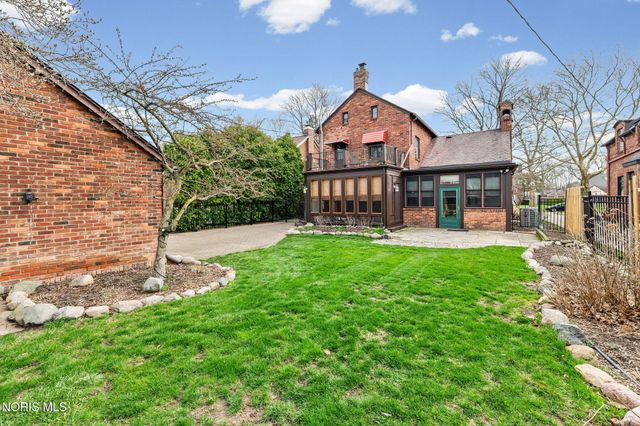 2235 Meadowwood Drive, Toledo, OH 43606