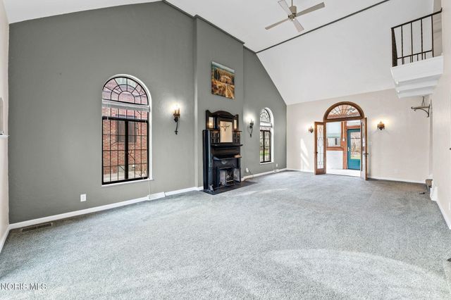 2235 Meadowwood Drive, Toledo, OH 43606