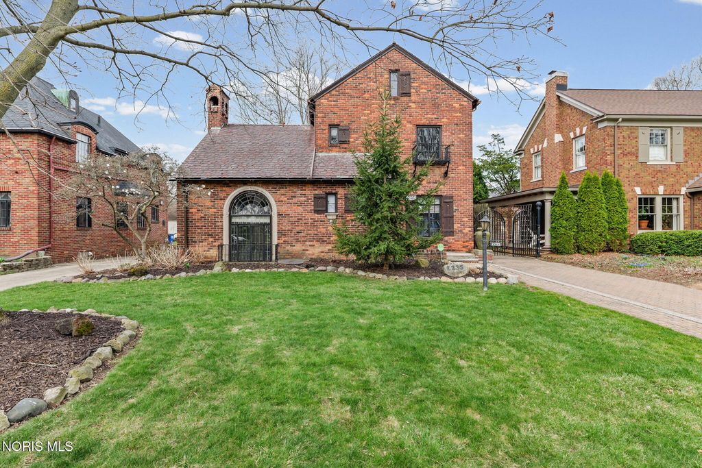 2235 Meadowwood Drive, Toledo, OH 43606