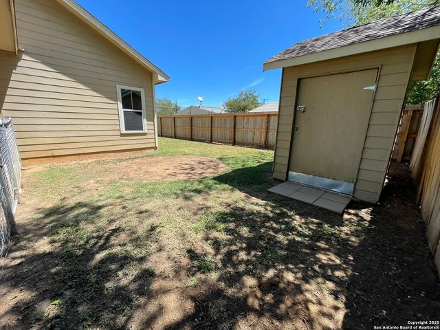 615 McAnnely, Devine, TX 78016