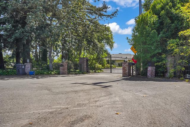6112 E Slaton Ct, Stockton, CA 95215
