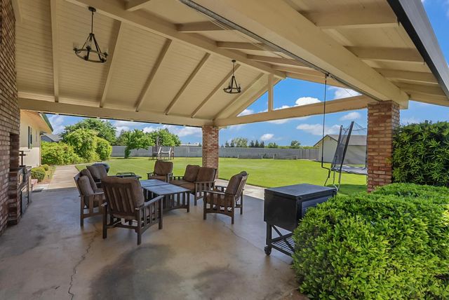 6112 E Slaton Ct, Stockton, CA 95215