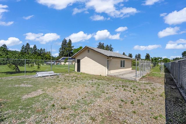 6112 E Slaton Ct, Stockton, CA 95215