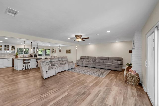 6112 E Slaton Ct, Stockton, CA 95215