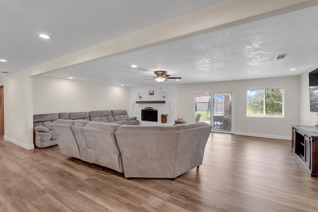 6112 E Slaton Ct, Stockton, CA 95215