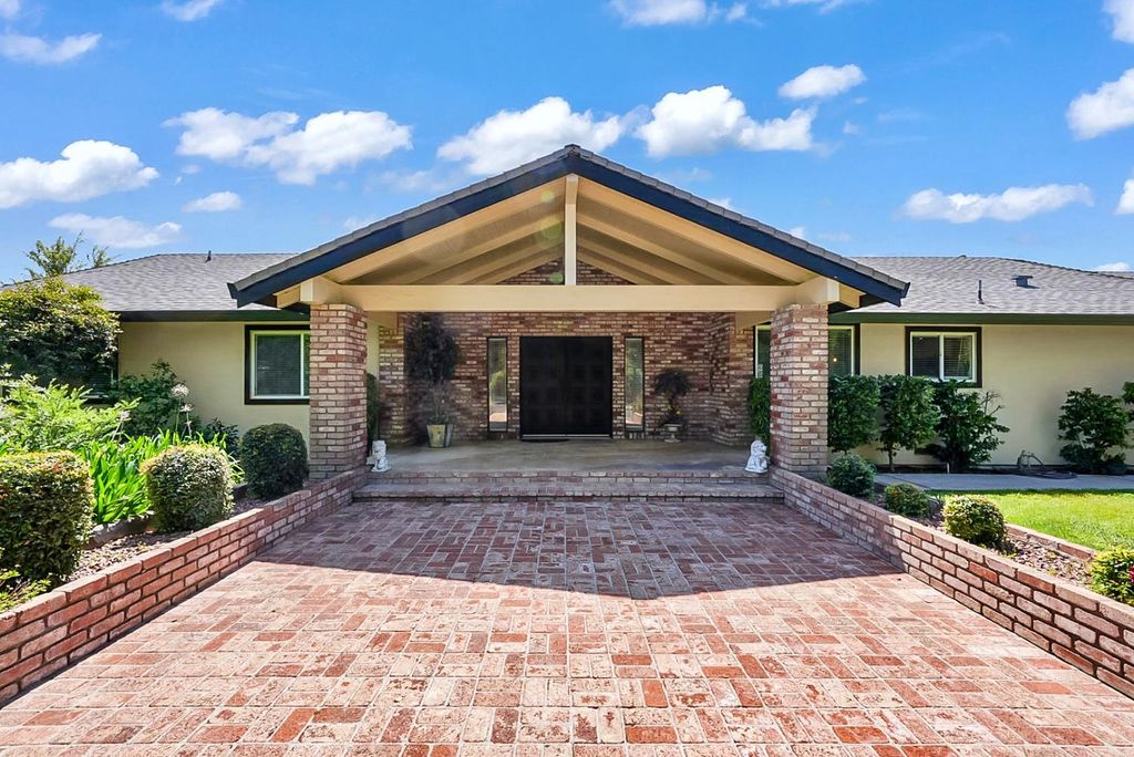6112 E Slaton Ct, Stockton, CA 95215