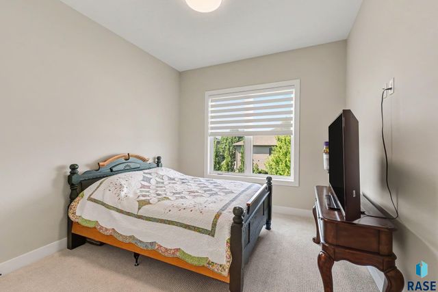 7320 E Twin Pines Ct Court, Sioux Falls, SD 57110