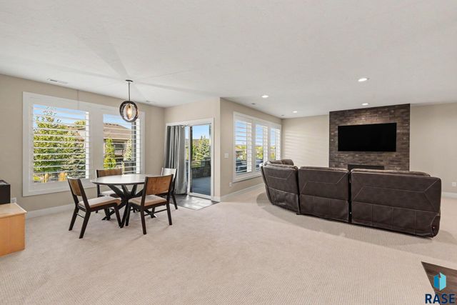 7320 E Twin Pines Ct Court, Sioux Falls, SD 57110