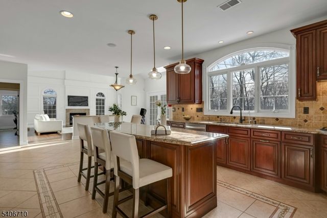 37 Crown View Ct, Sparta Twp., NJ 07871