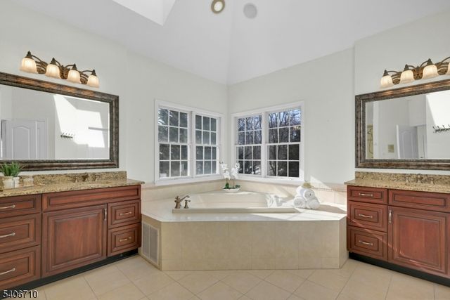 37 Crown View Ct, Sparta Twp., NJ 07871