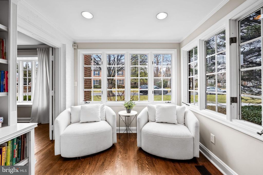 Image 10 of property listing at 103 SAINT DUNSTANS RD, Baltimore, MD 21212