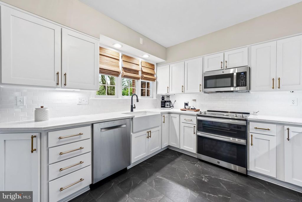 Image 15 of property listing at 103 SAINT DUNSTANS RD, Baltimore, MD 21212