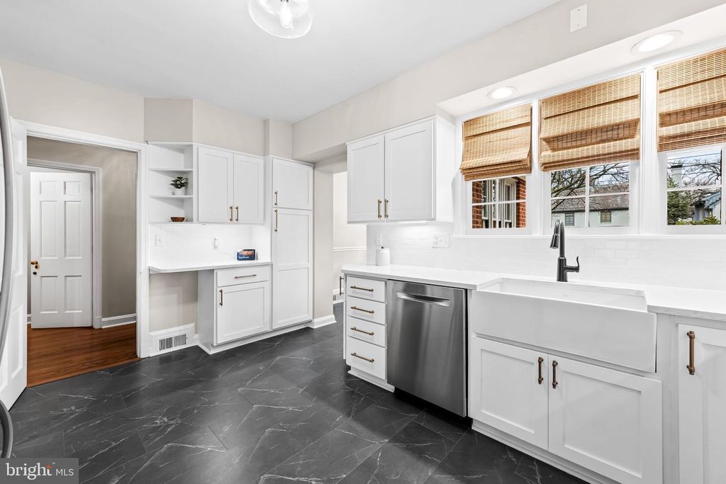 Image 17 of property listing at 103 SAINT DUNSTANS RD, Baltimore, MD 21212