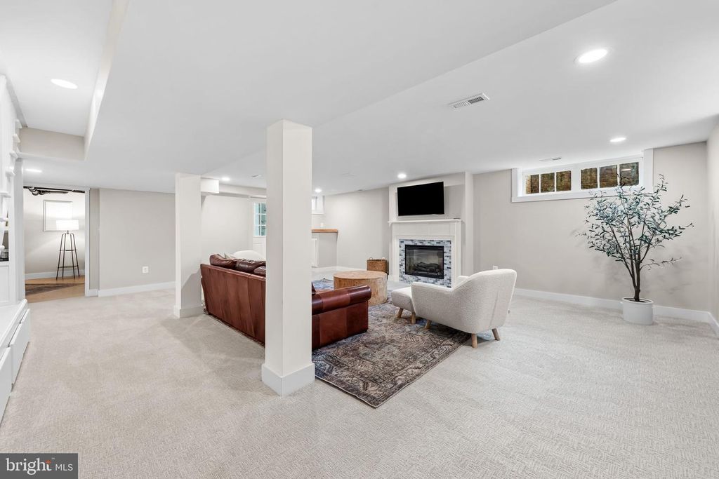 Image 42 of property listing at 103 SAINT DUNSTANS RD, Baltimore, MD 21212