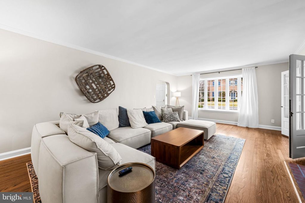 Image 5 of property listing at 103 SAINT DUNSTANS RD, Baltimore, MD 21212