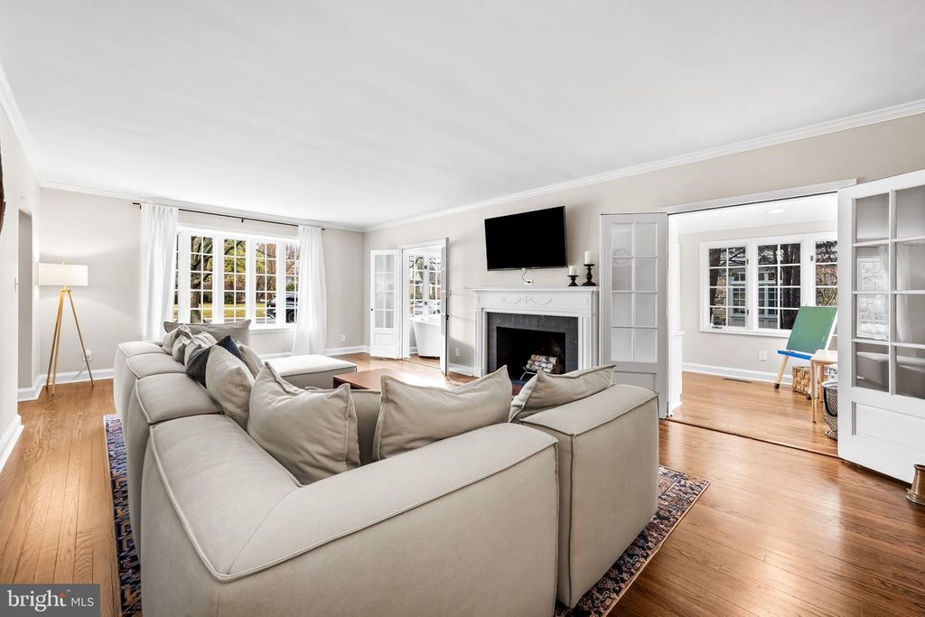 Image 6 of property listing at 103 SAINT DUNSTANS RD, Baltimore, MD 21212