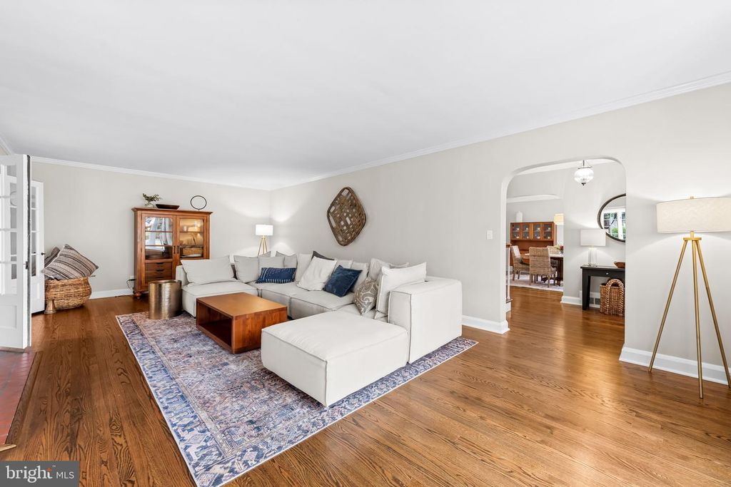 Image 7 of property listing at 103 SAINT DUNSTANS RD, Baltimore, MD 21212