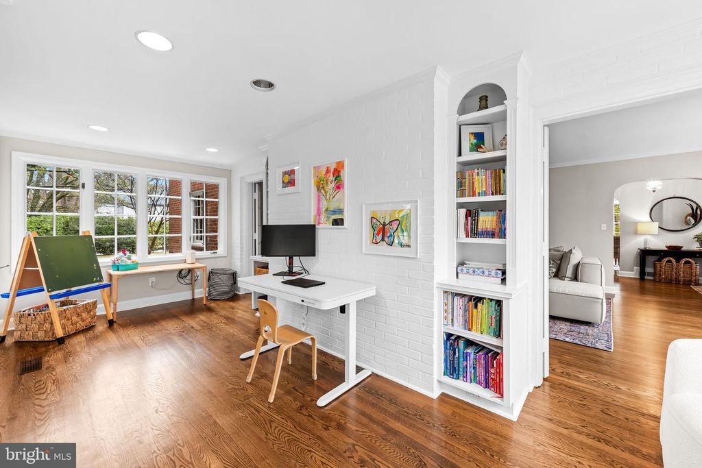 Image 8 of property listing at 103 SAINT DUNSTANS RD, Baltimore, MD 21212