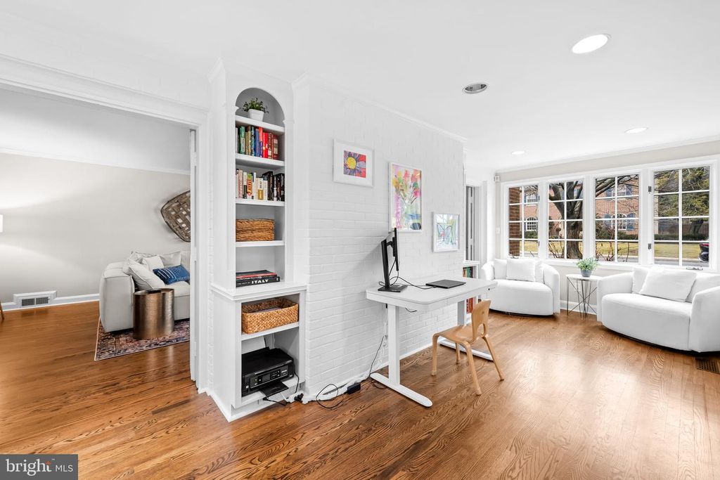 Image 9 of property listing at 103 SAINT DUNSTANS RD, Baltimore, MD 21212