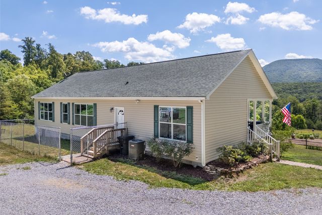 68 Paradise LN, Troutville, VA 24175
