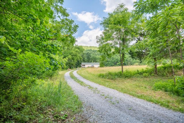 68 Paradise LN, Troutville, VA 24175