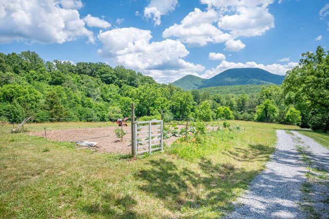 68 Paradise LN, Troutville, VA 24175