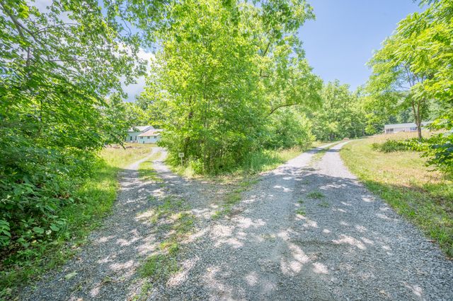 68 Paradise LN, Troutville, VA 24175