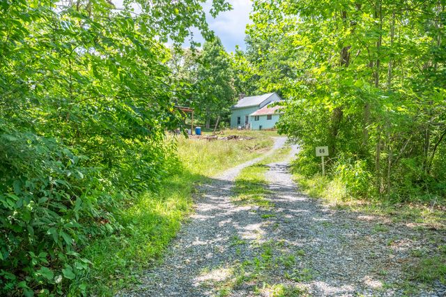 68 Paradise LN, Troutville, VA 24175
