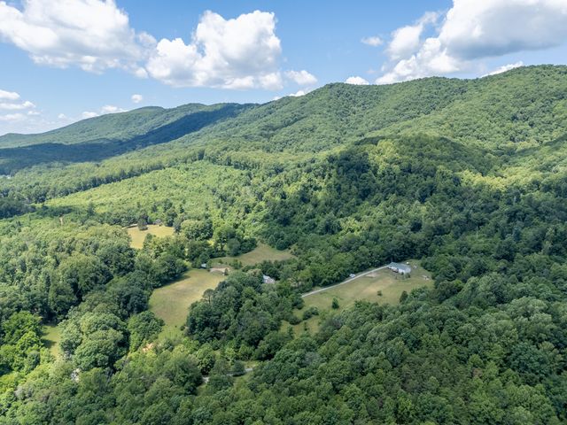 68 Paradise LN, Troutville, VA 24175
