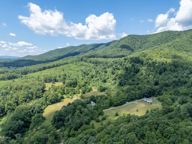 68 Paradise LN, Troutville, VA 24175