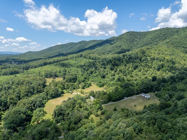 68 Paradise LN, Troutville, VA 24175