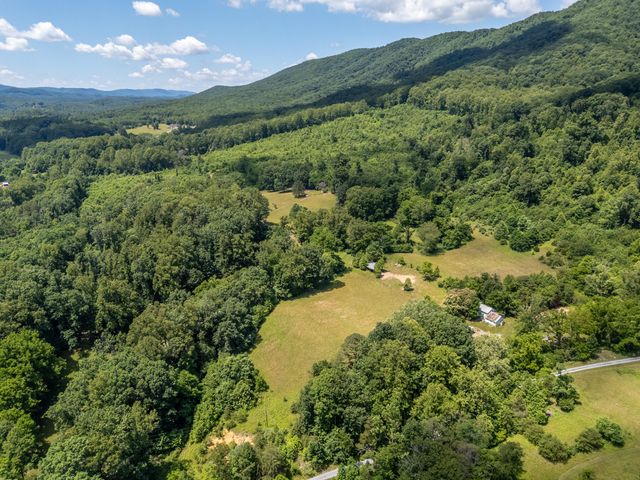68 Paradise LN, Troutville, VA 24175