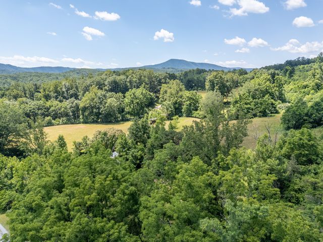 68 Paradise LN, Troutville, VA 24175