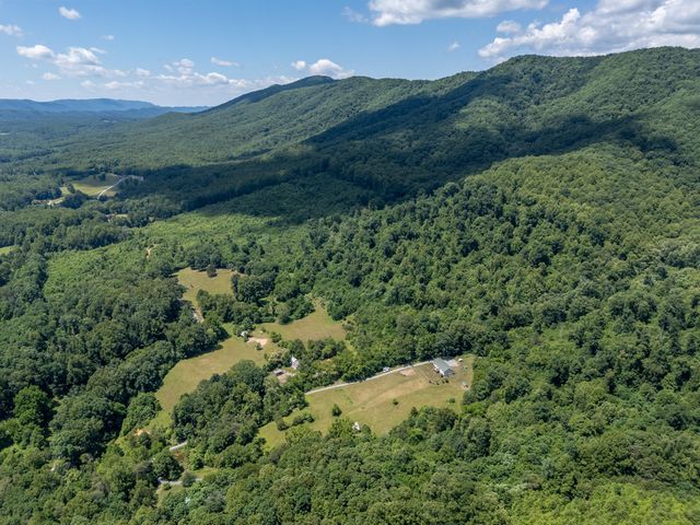 68 Paradise LN, Troutville, VA 24175