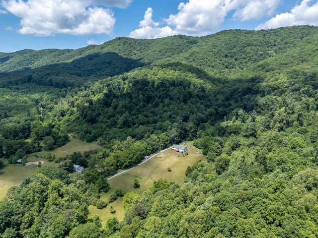 68 Paradise LN, Troutville, VA 24175